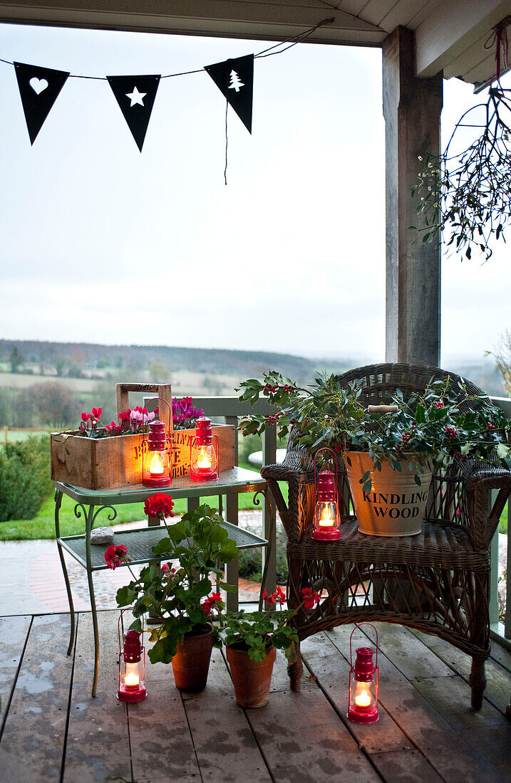 Kerzen und Zimmerpflanzen auf der überdachten Veranda eines Landhauses in Hereford