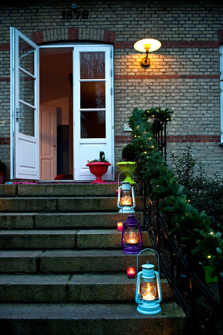 Beleuchtete Laternen auf der Treppe eines Hauses in Odense