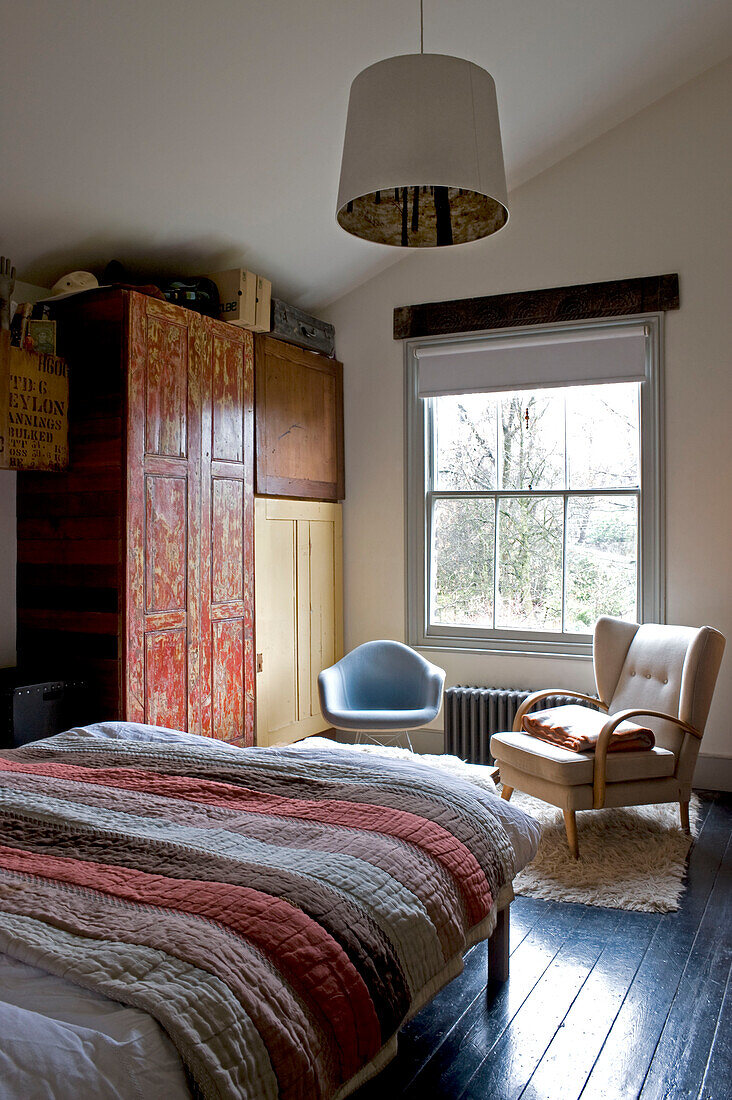 Schlafzimmer mit Möbeln im Vintage-Stil