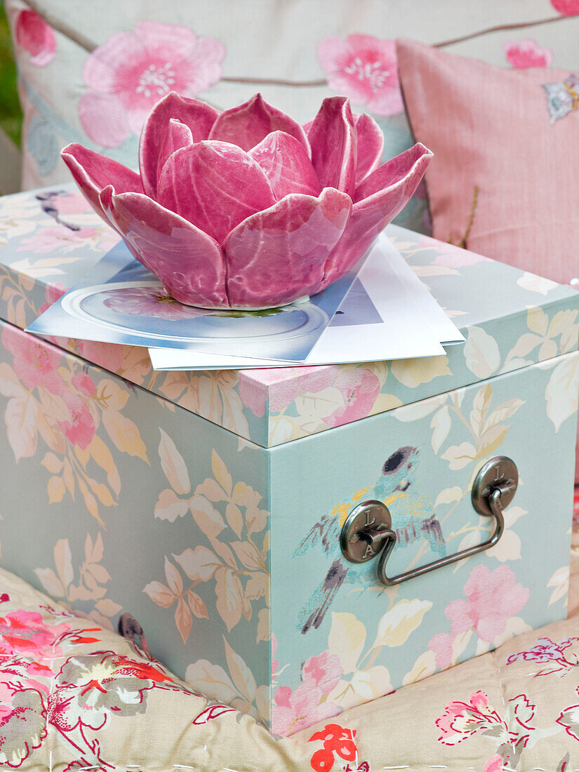 Briefkasten mit Blumenmuster und Keramikblume
