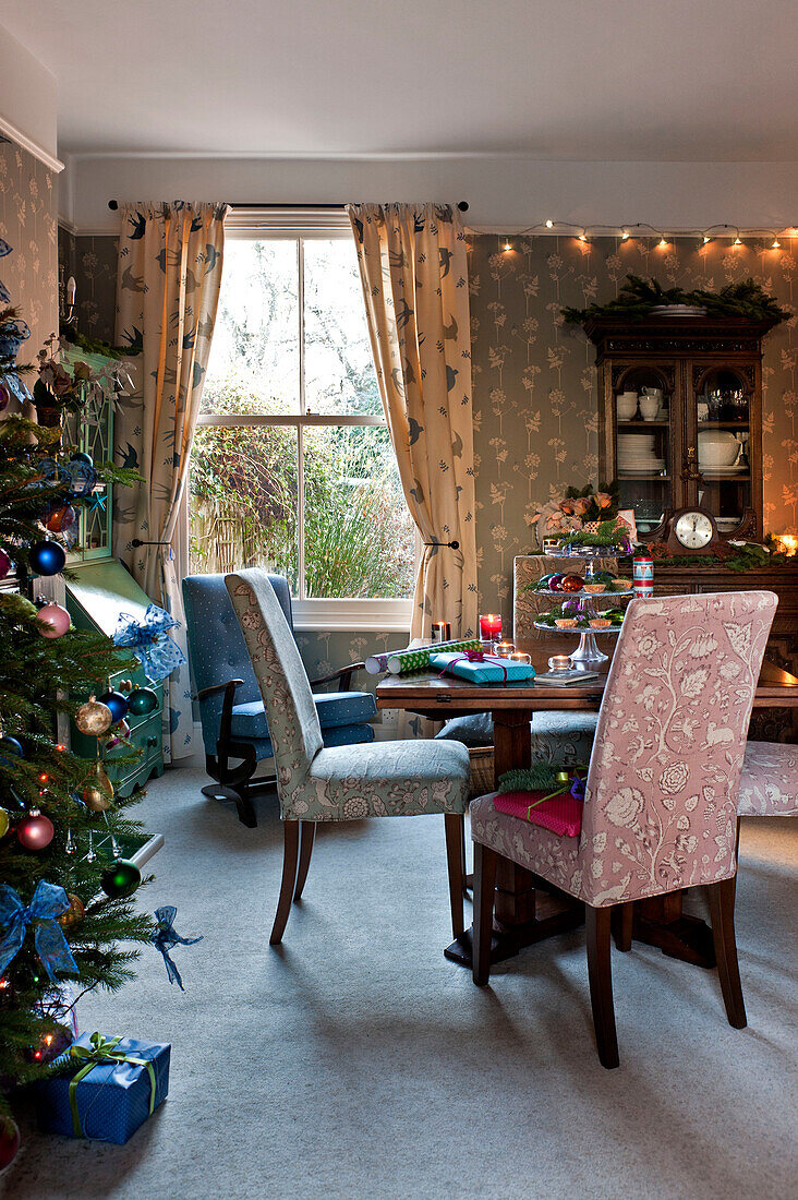 Weihnachtsbaum und Sprossenfenster im Esszimmer eines Londoner Hauses UK