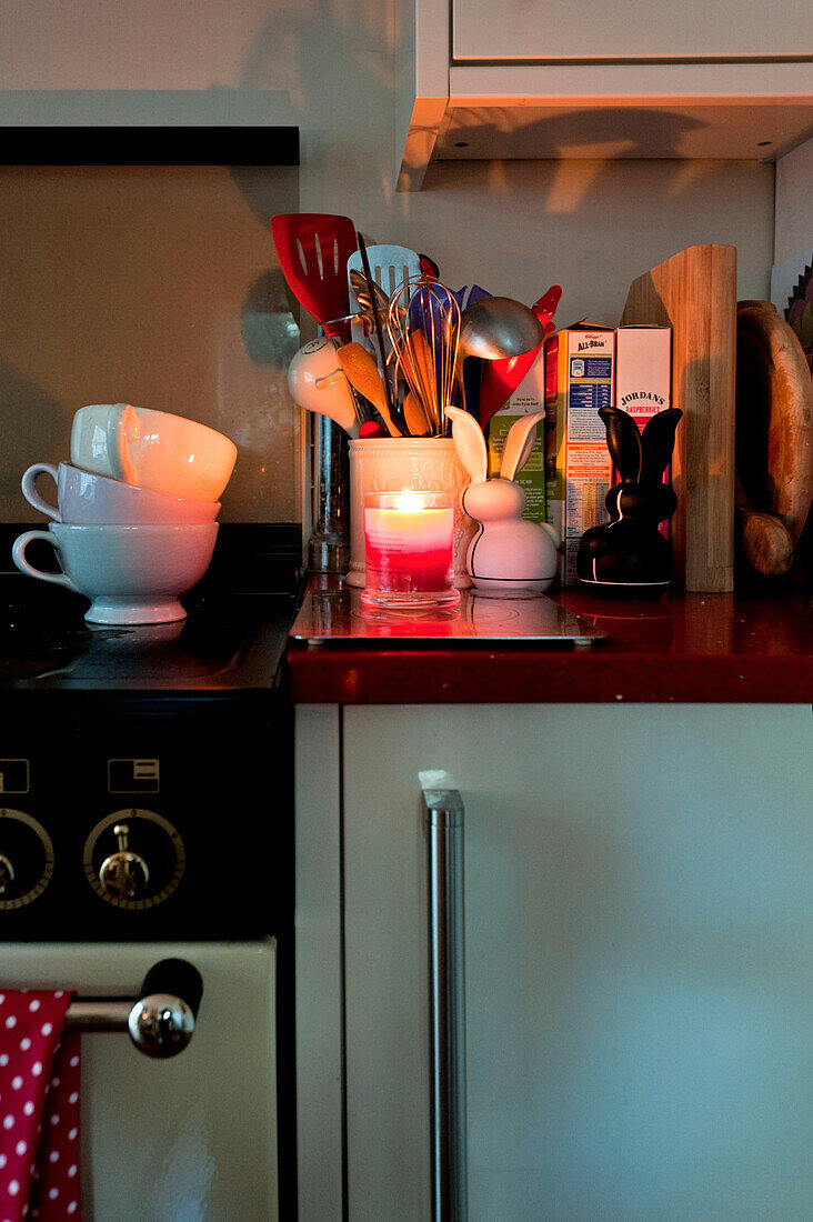 Gestapelte Teetassen und Utensilien auf der Küchenarbeitsplatte in einem Londoner Haus UK
