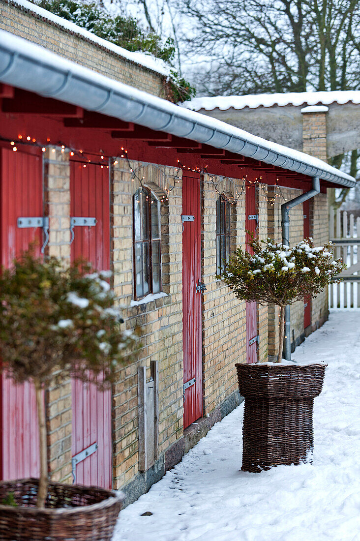 Rot gestrichene Türen eines umgebauten Bauernhauses in Odense Dänemark