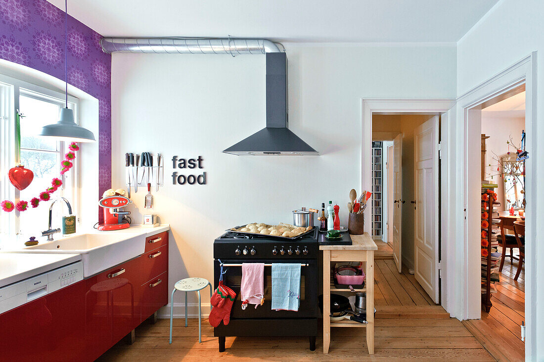 Backblech auf dem Ofen in der Küche eines modernen Einfamilienhauses in Odense, Dänemark