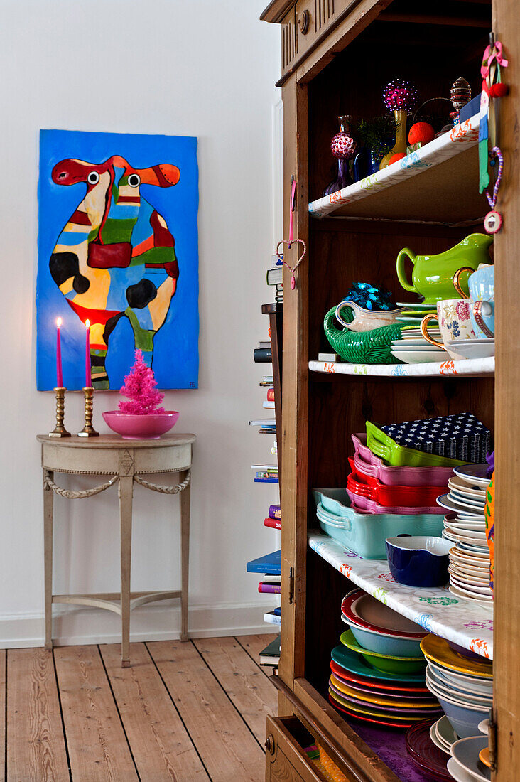Küchenablage und farbenfrohes Kunstwerk einer Kuh in einem modernen Einfamilienhaus in Odense Dänemark