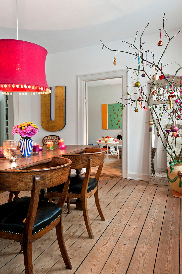 Pinkfarbener Lampenschirm hängt über dem Esstisch in einem modernen Familienhaus in Odense, Dänemark