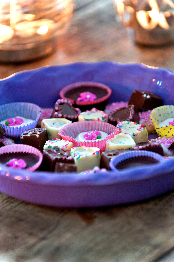 Petit-fours auf einem lilafarbenen Teller im modernen Haus der Familie in Odense, Dänemark