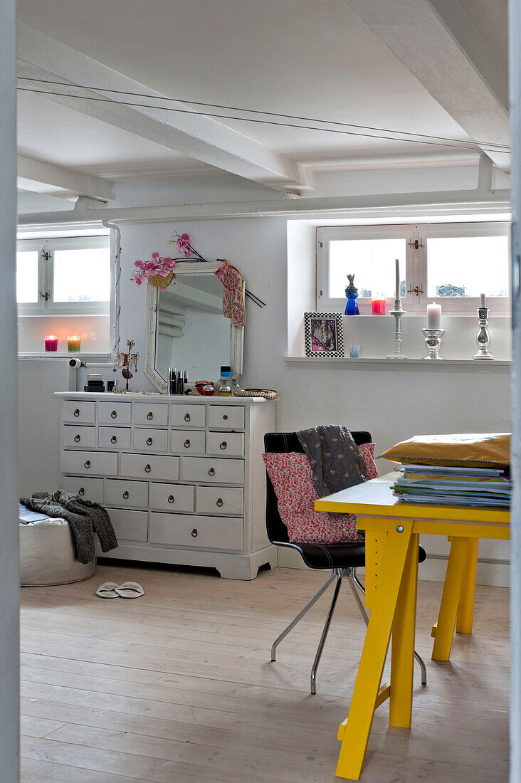 Gelber Arbeitstisch und Schubladenblock in einem modernen Schlafzimmer in Odense, Dänemark