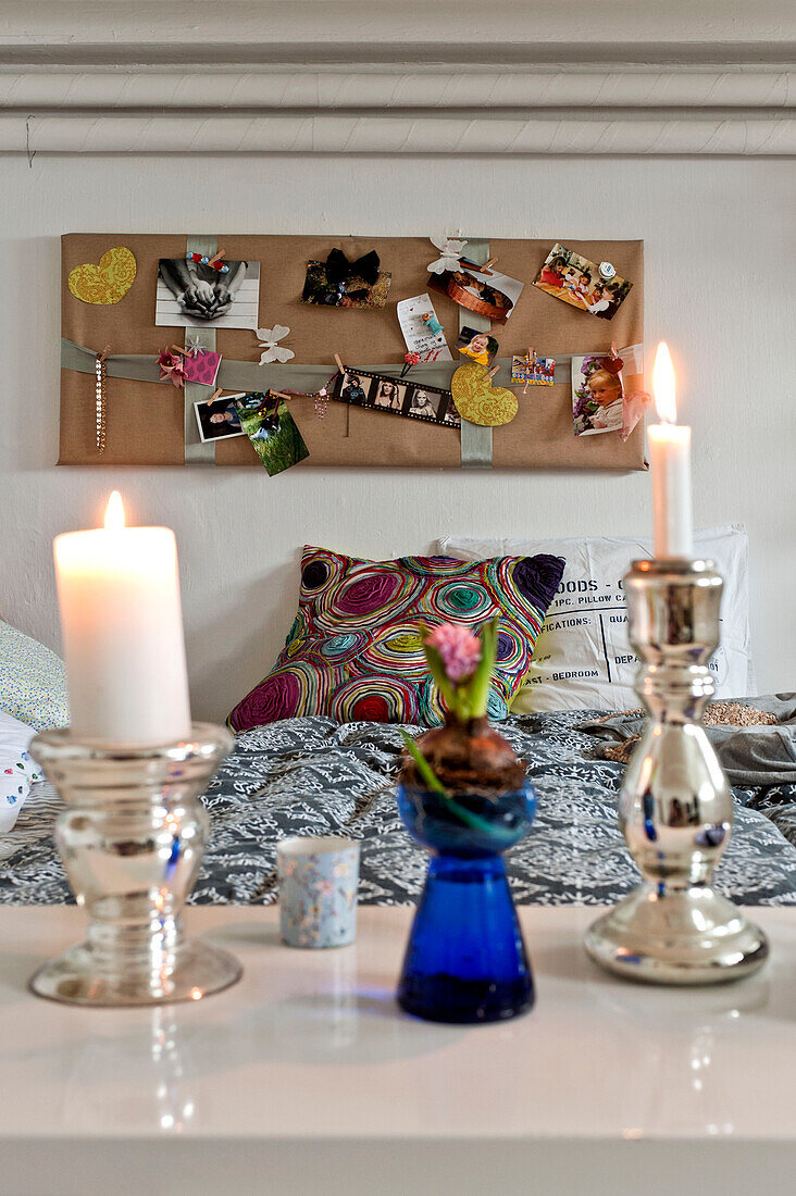 Beleuchtete Kerzen und Pinnwand in einem modernen Schlafzimmer in Odense Dänemark