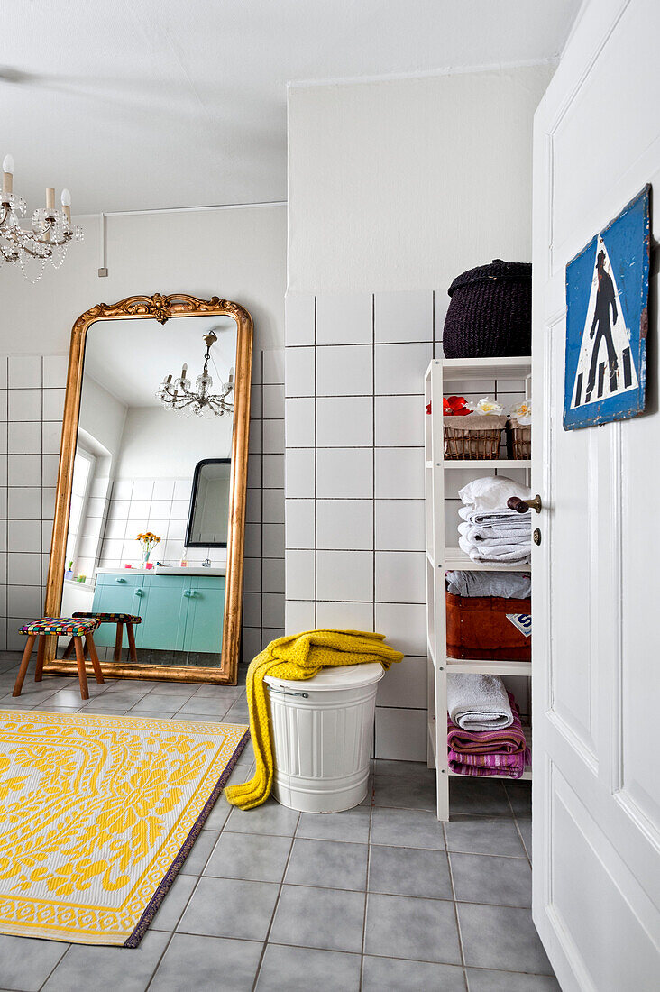 Durchgehender Spiegel und Regal im Badezimmer eines modernen Einfamilienhauses in Odense, Dänemark