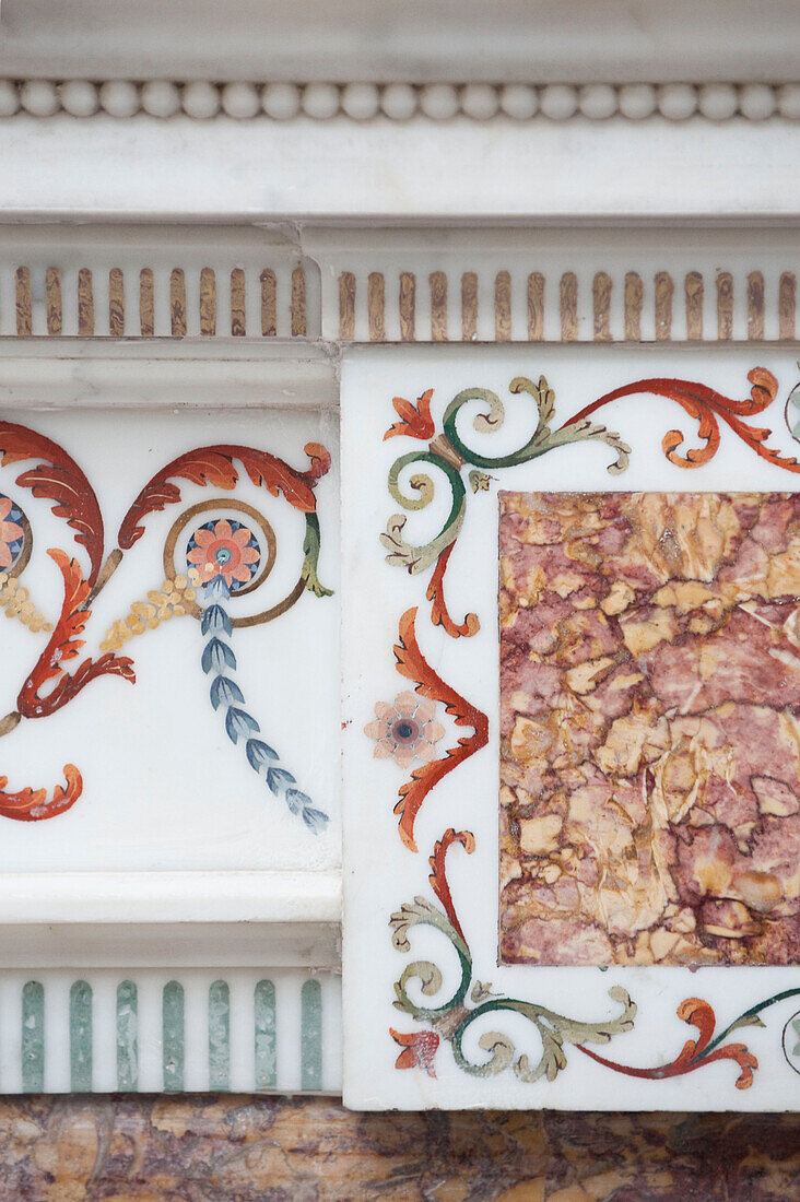 Dekorative Blattrollen auf einem Marmorkamin im historischen Yeovil Somerset, England, UK