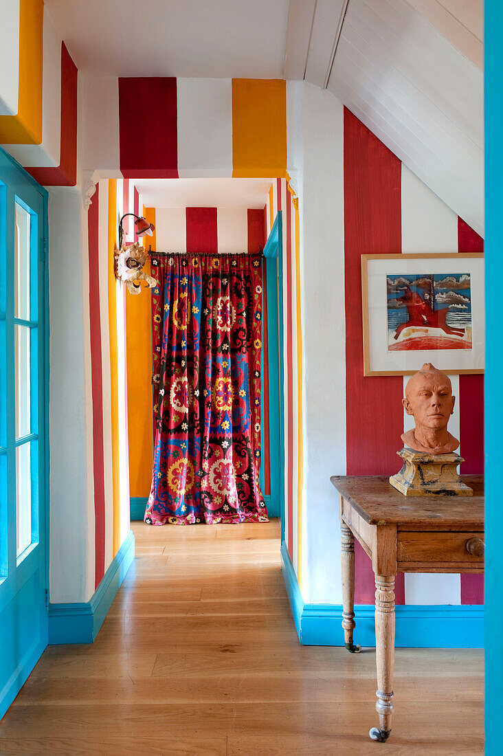 Tonbüste auf einem Tisch im Flur eines farbenfrohen Hauses in Großbritannien