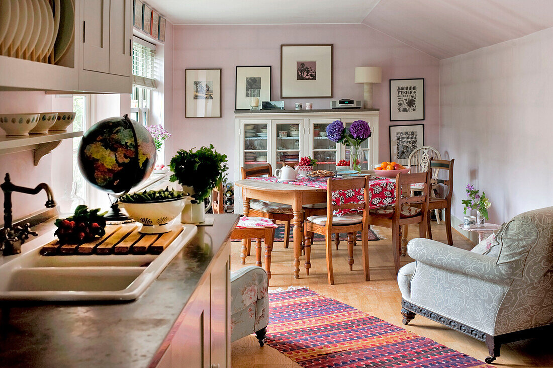 Offenes Esszimmer und Küche in einem Haus in London, UK