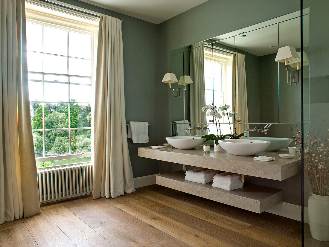 Verspiegeltes Badezimmer mit Doppelwaschbecken in einem Stadthaus in West London, England, UK