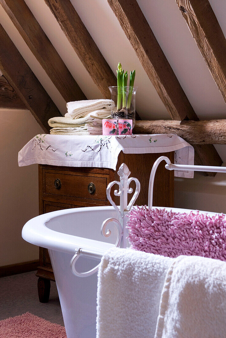 Freistehende Badewanne und Handtuchhalter im umgebauten Dachgeschoss eines Hauses in Suffolk, England UK