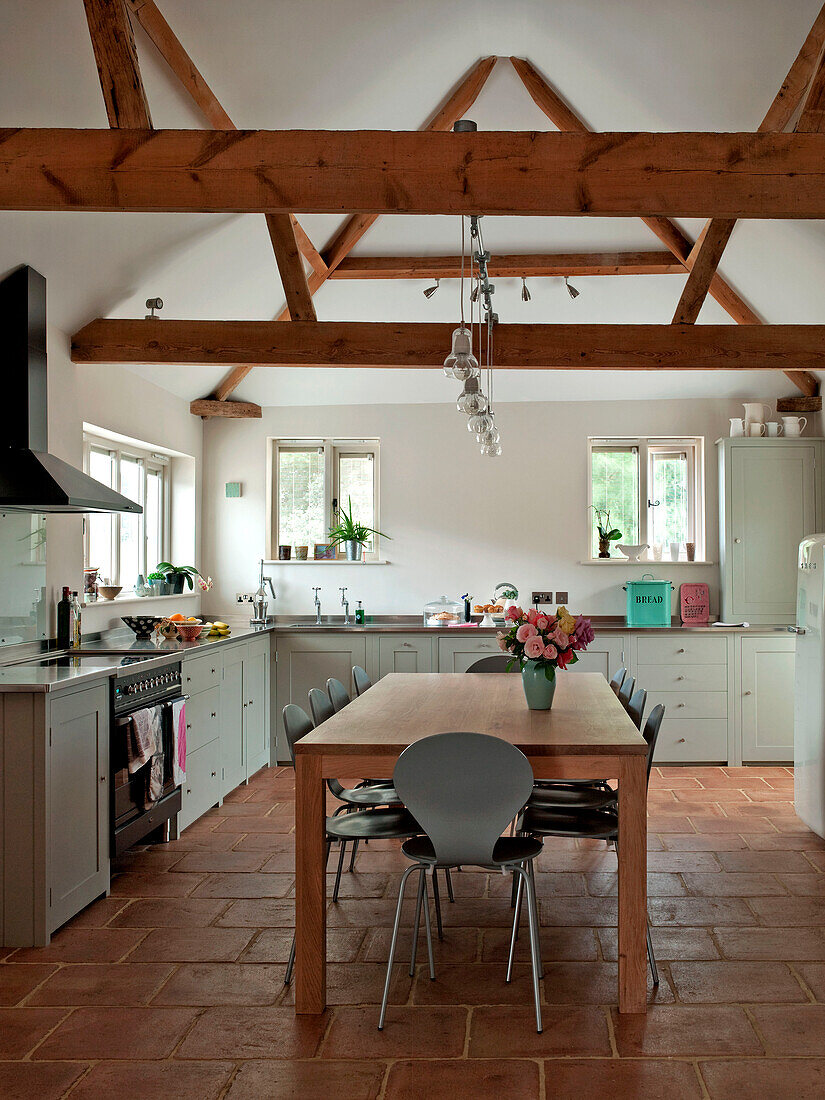 Balkendecke in offener Küche eines Hauses in Suffolk, England UK