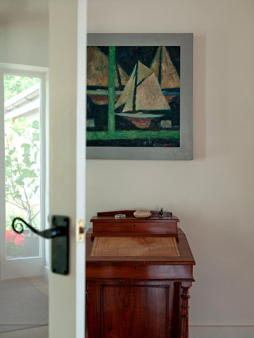 Schreibtisch und nautisches Kunstwerk in einem Familienhaus in Suffolk England UK