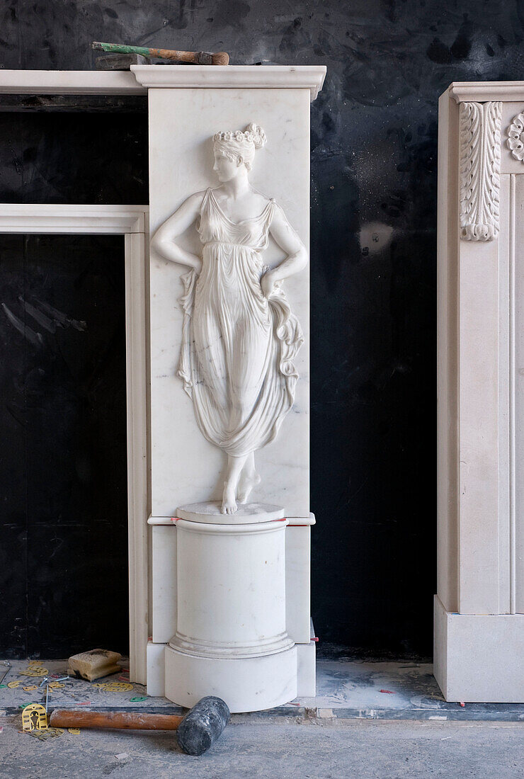 Geschnitzte Frauenfigur auf Marmorkamin in historischem Haus in Yeovil Somerset, England, UK