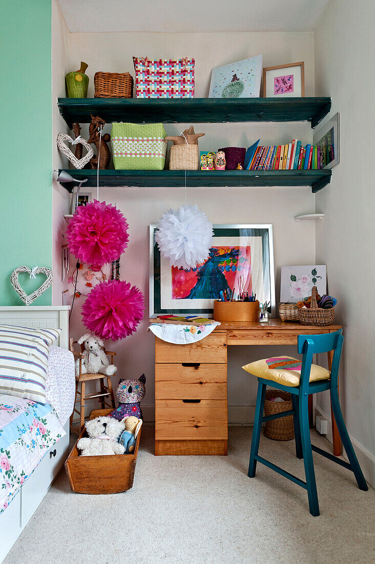Schreibtisch und Stuhl, Regaldetail im Mädchenzimmer im Haus der Familie Forest Row, Sussex, England, UK