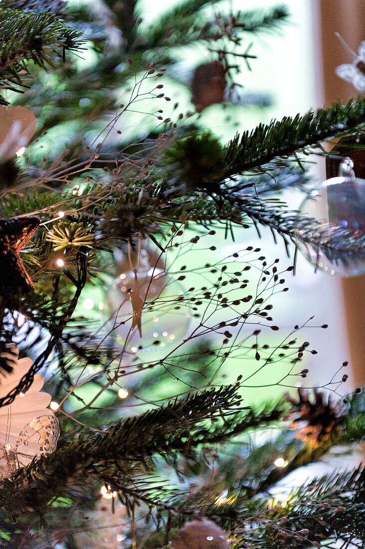Lichterketten und Glaskugeln im Weihnachtsbaum, Haus der Familie Forest Row, Sussex, England, UK