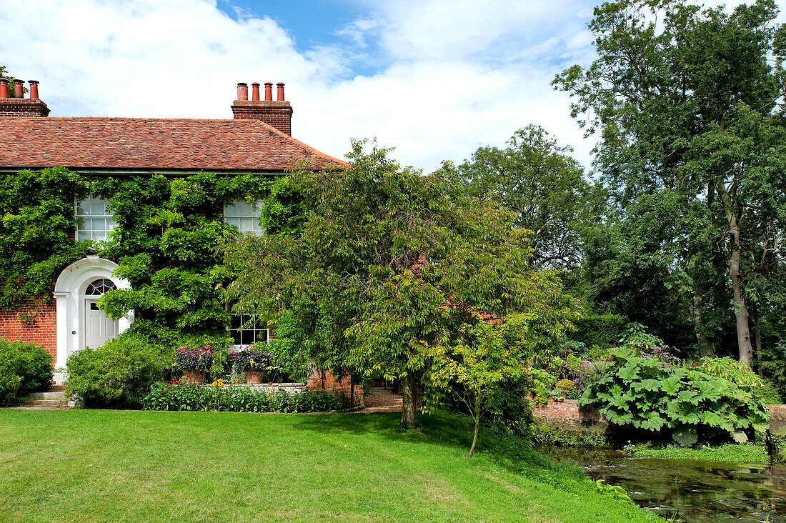 Außenbereich des Gartens eines Landhauses aus Backstein in Suffolk, England, UK