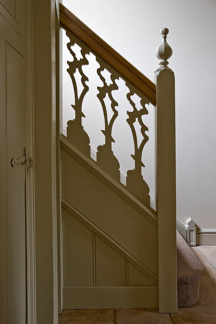Holzarbeiten im Treppenhaus eines Hauses in Buckinghamshire, England, Vereinigtes Königreich