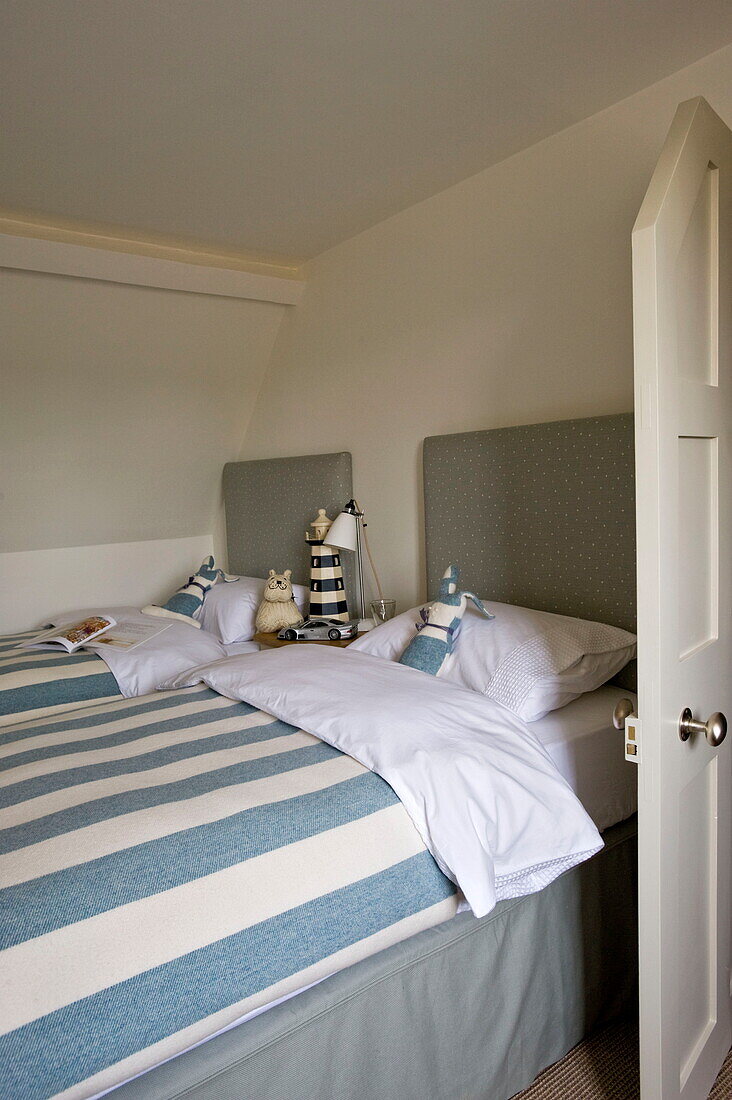 Gestreifte Bettdecken auf Einzelbetten in einem Haus in Buckinghamshire, England, Vereinigtes Königreich