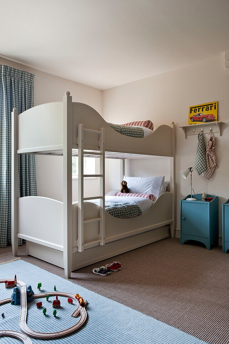 Etagenbett im Kinderzimmer mit Autospur auf dem Boden, Haus in Buckinghamshire, England, Vereinigtes Königreich