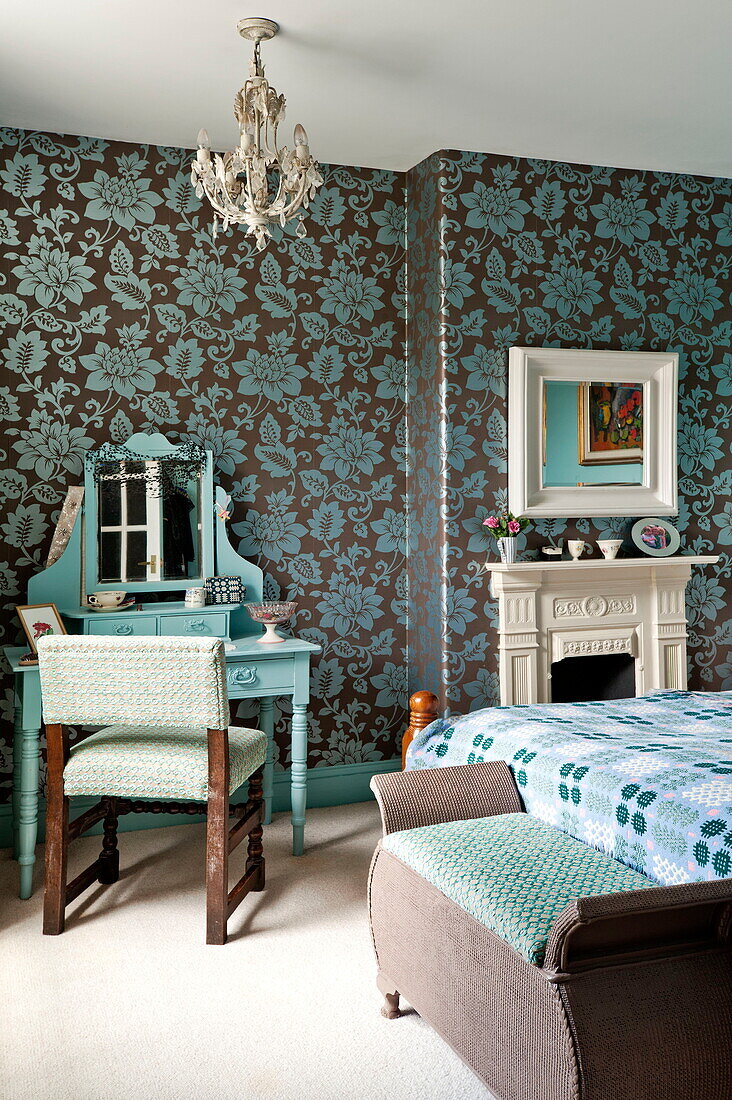Schminktisch mit gemusterter Tapete im Schlafzimmer des Hauses der Familie Bovey Tracey, Devon, England, UK