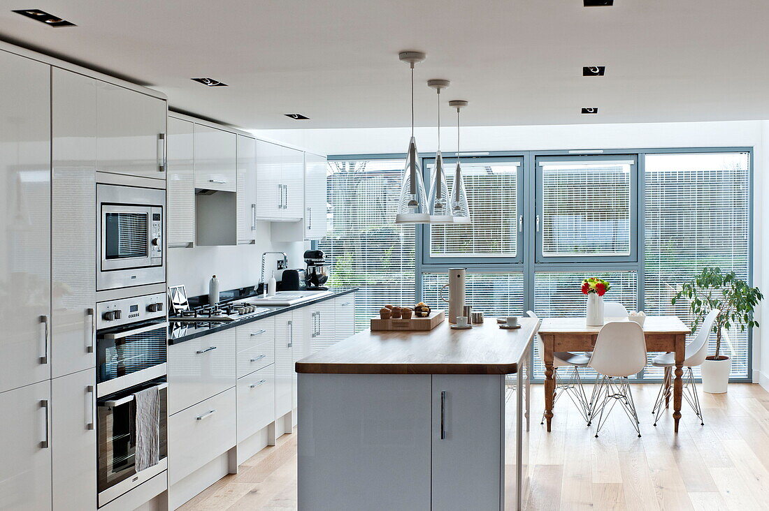 Kücheninsel in weißer Einbauküche in einem Haus in Wadebridge, Cornwall, England, UK