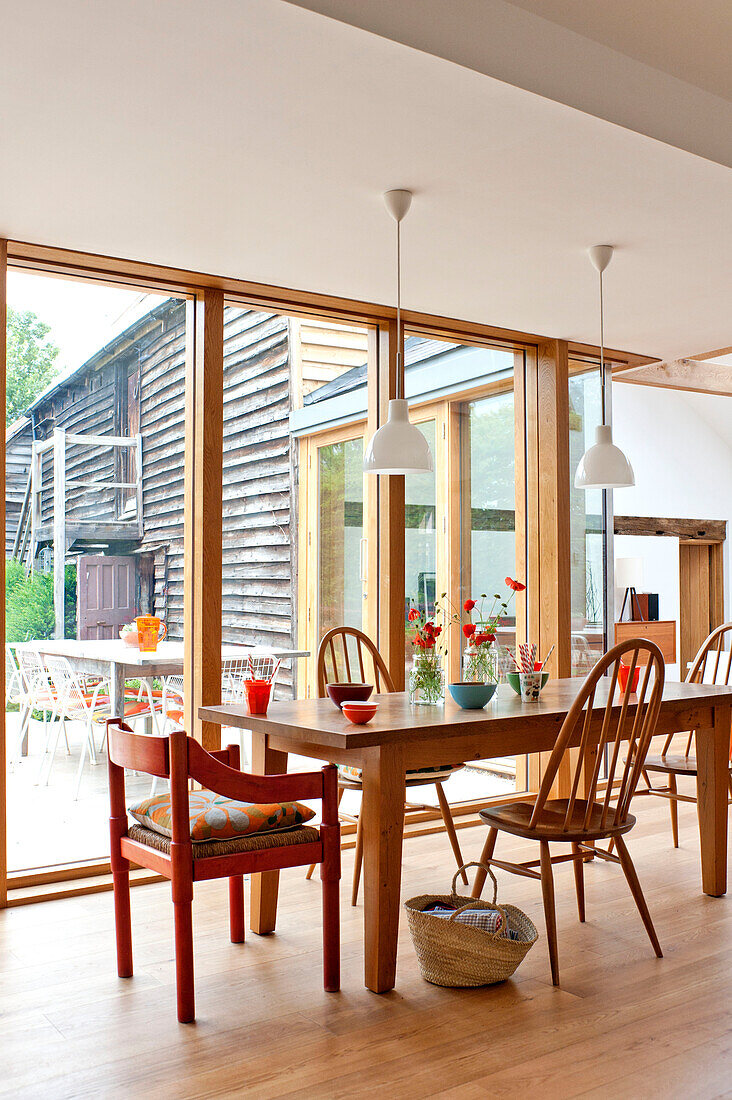 Tisch und Stühle in einem modernen Familienhaus in Hertfordshire, England, Vereinigtes Königreich