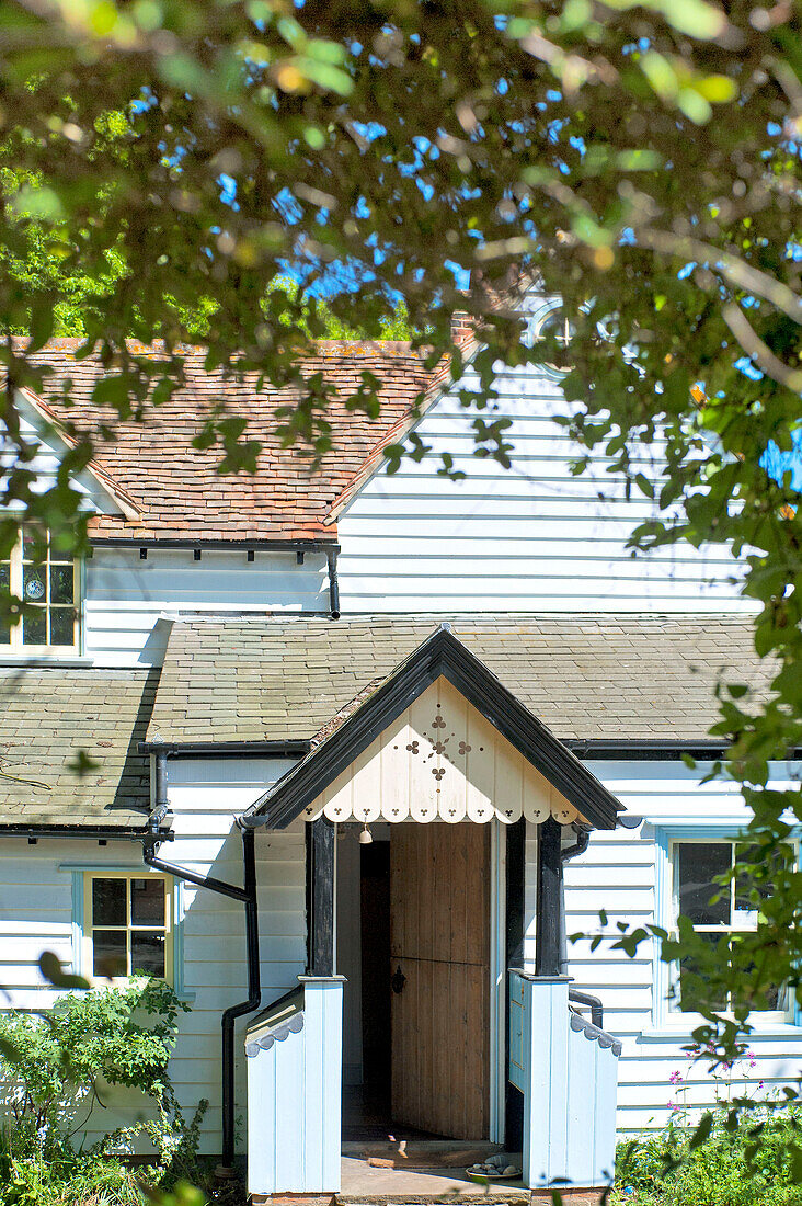 Vordere Veranda eines Hauses mit Klappläden in Essex, England, UK