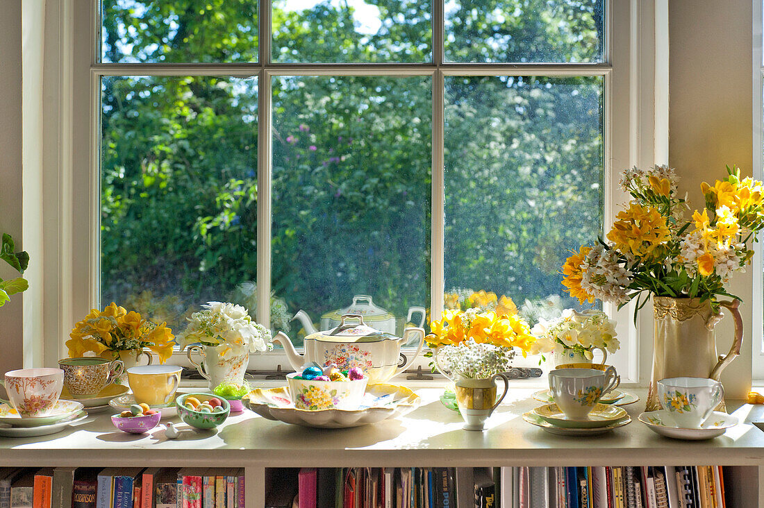 Ostereier und Geschirr auf der sonnenbeschienenen Fensterbank eines Hauses in Essex, England, Vereinigtes Königreich