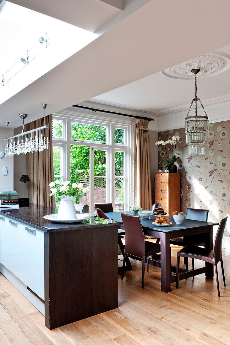 Offene Küche mit Essbereich in einem Einfamilienhaus in Middlesex, London, England, UK