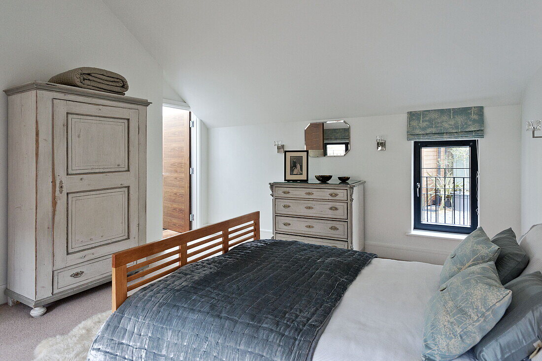 Großer Kleiderschrank mit Kommode und modernem Doppelbett in einem Haus in London, England, UK