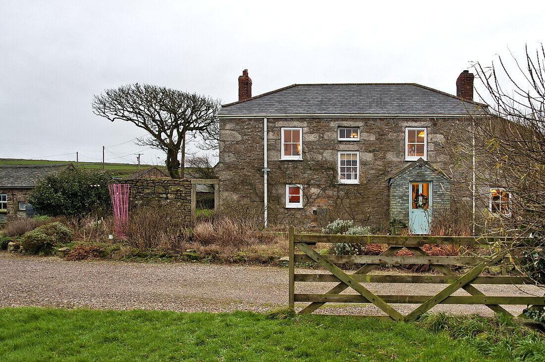 Offenes Tor zur Kiesauffahrt eines Bauernhauses in Cornwall, England, UK