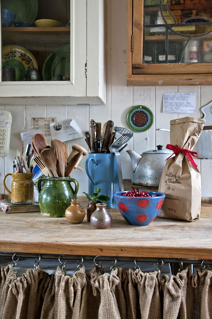 Küchenutensilien auf hölzerner Arbeitsplatte in einem Bauernhaus, Cornwall, England, UK