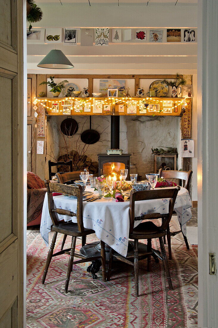 Gedeckter Tisch für das Weihnachtsessen in einem Bauernhaus, Cornwall, England, UK