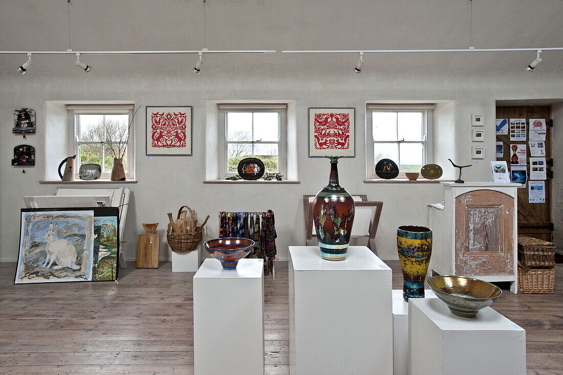 Sammlung von Kunstwerken und Keramiken in einer Galerie, Cornwall, England, UK