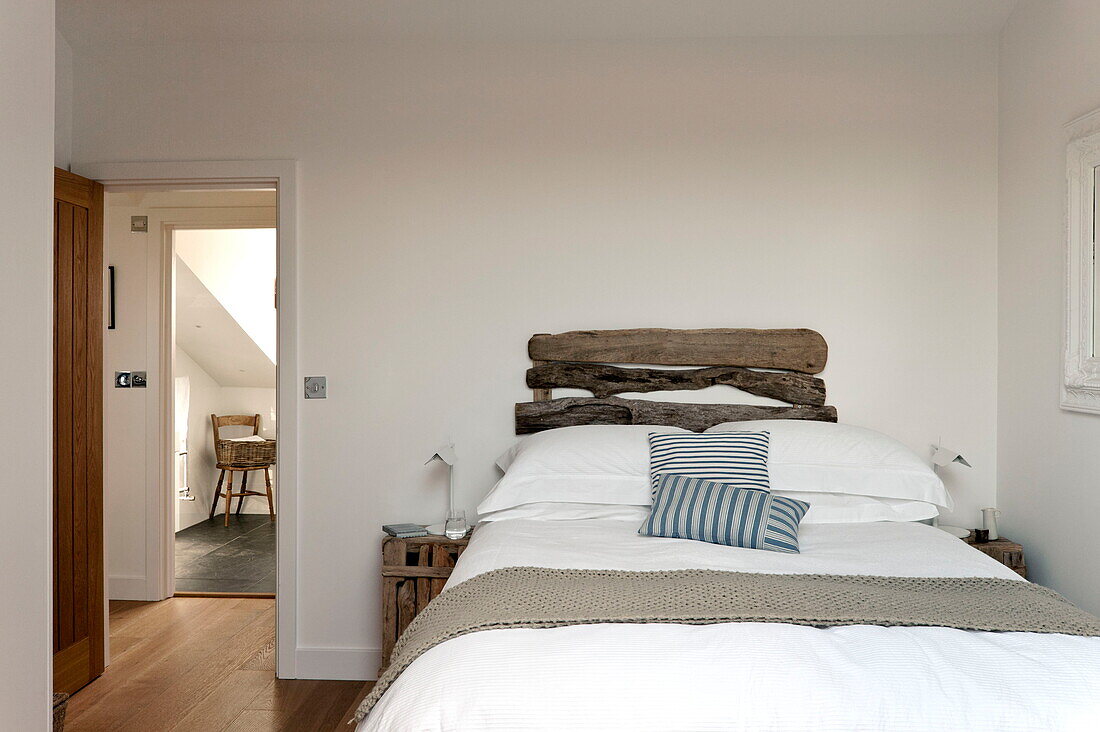 Doppelbett mit Kopfteil aus Treibholz in einem Haus in Wadebridge, Cornwall, England, UK