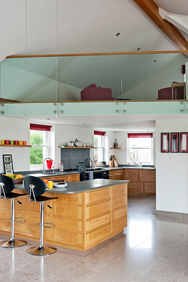Schwarze Barhocker mit grauer Arbeitsplatte in der Küche eines modernen Hauses, Cornwall, England, UK