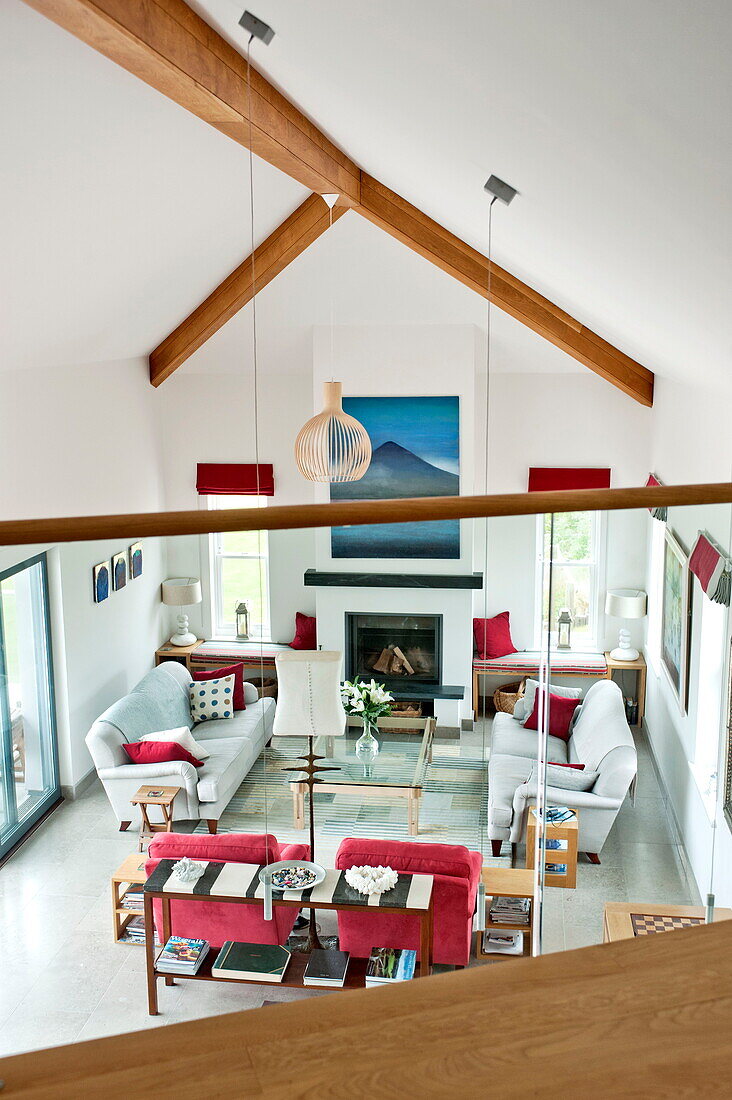 Wohnzimmer mit doppelter Höhe vom Zwischengeschoss aus gesehen in einem modernen Haus, Cornwall, England, UK