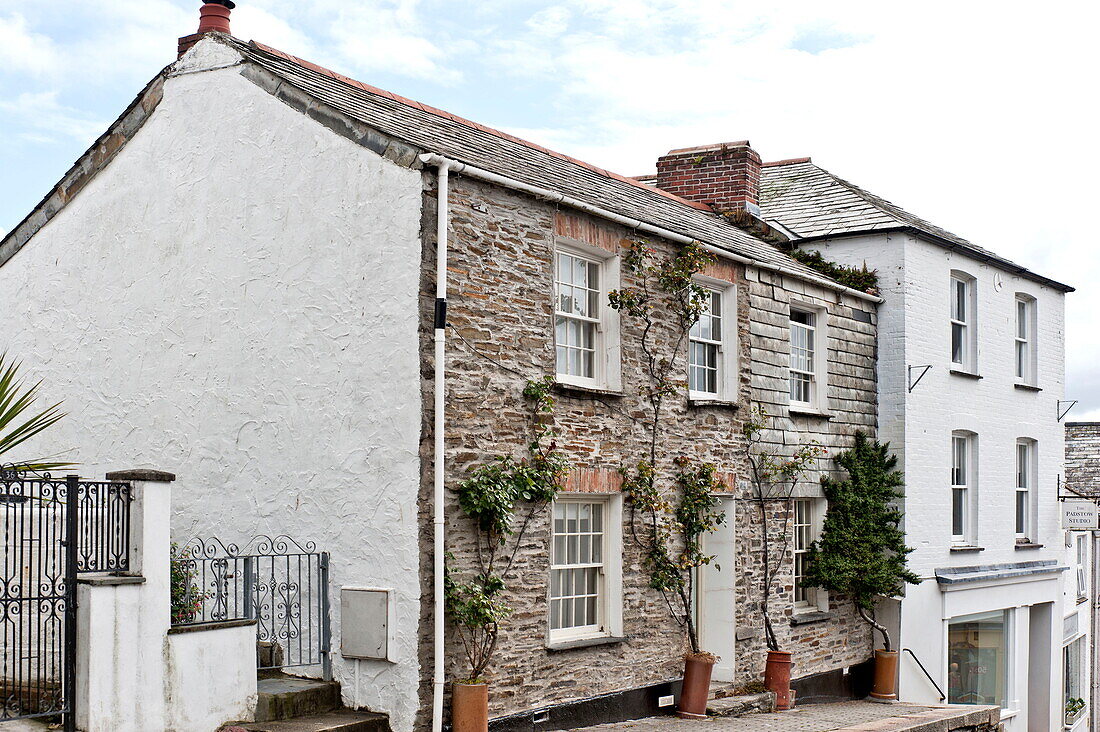 Stein und weiß getünchte Cottages im Küstendorf Padstow, Cornwall, England, UK