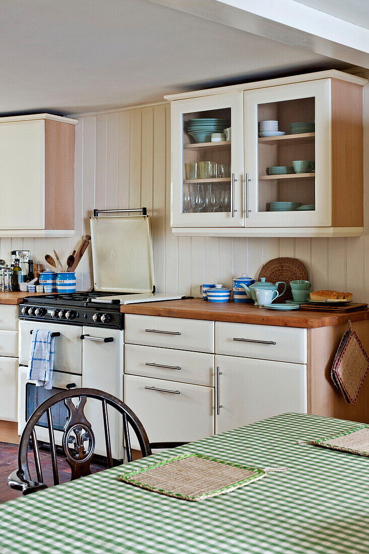 Grün kariertes Tischtuch in der Küche eines Cottage in Padstow, Cornwall, England, UK