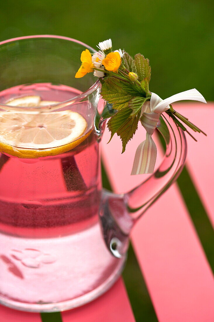 Krug mit rosa Limonade auf einem Tisch in Brecon, Powys, Wales, UK
