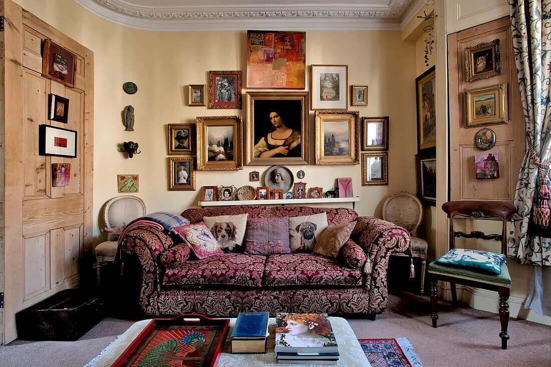 Kunstwerk-Display über dem Sofa im Wohnzimmer eines Hauses in London, England, Vereinigtes Königreich