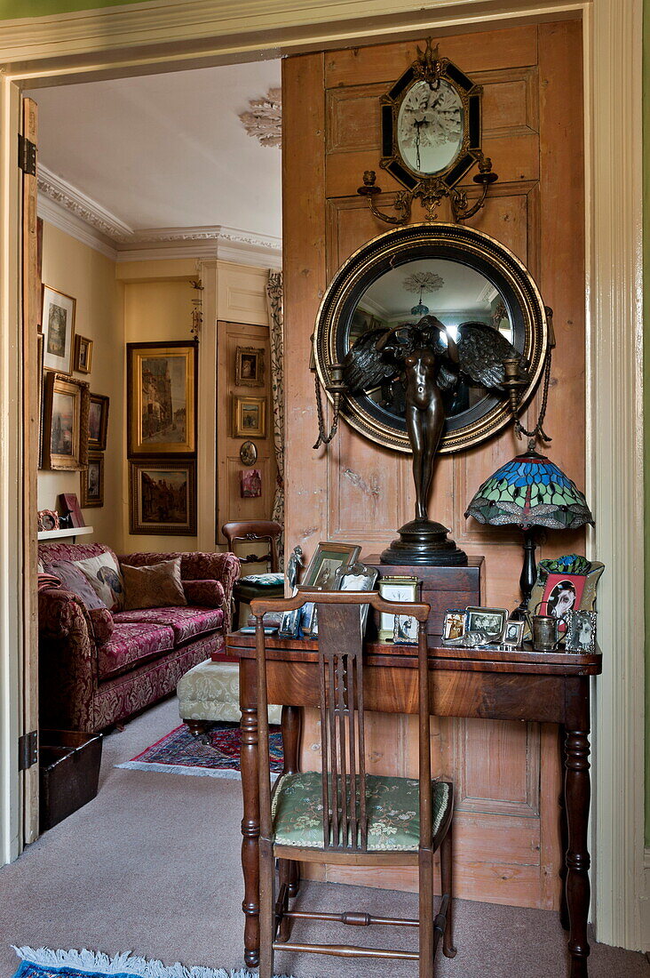 Konvexer Spiegel und geflügelte Figur mit Schreibtisch und Stuhl in einem Haus in London, England, UK