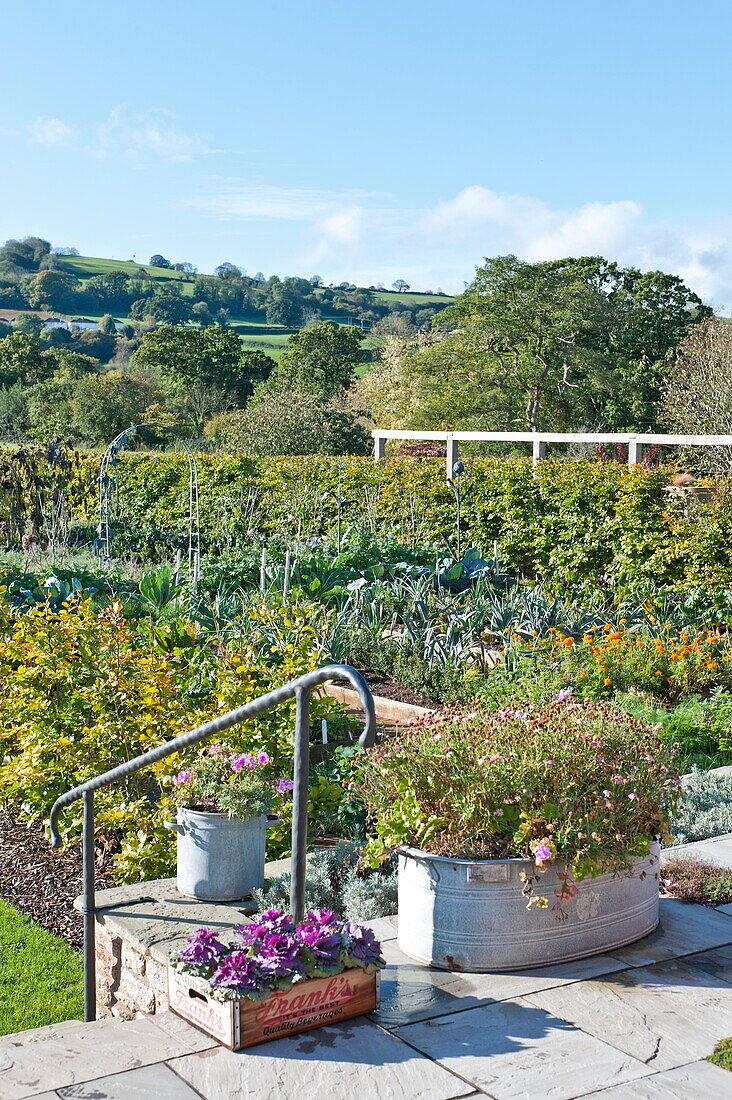 Gepflasterte Terrasse und Küchengarten in einem ländlichen Garten, Blagdon, Somerset, England, UK