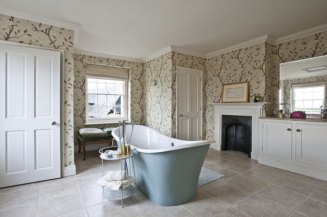 Freistehende Badewanne auf Rollen in einem modernen Landhaus in Suffolk, England, UK