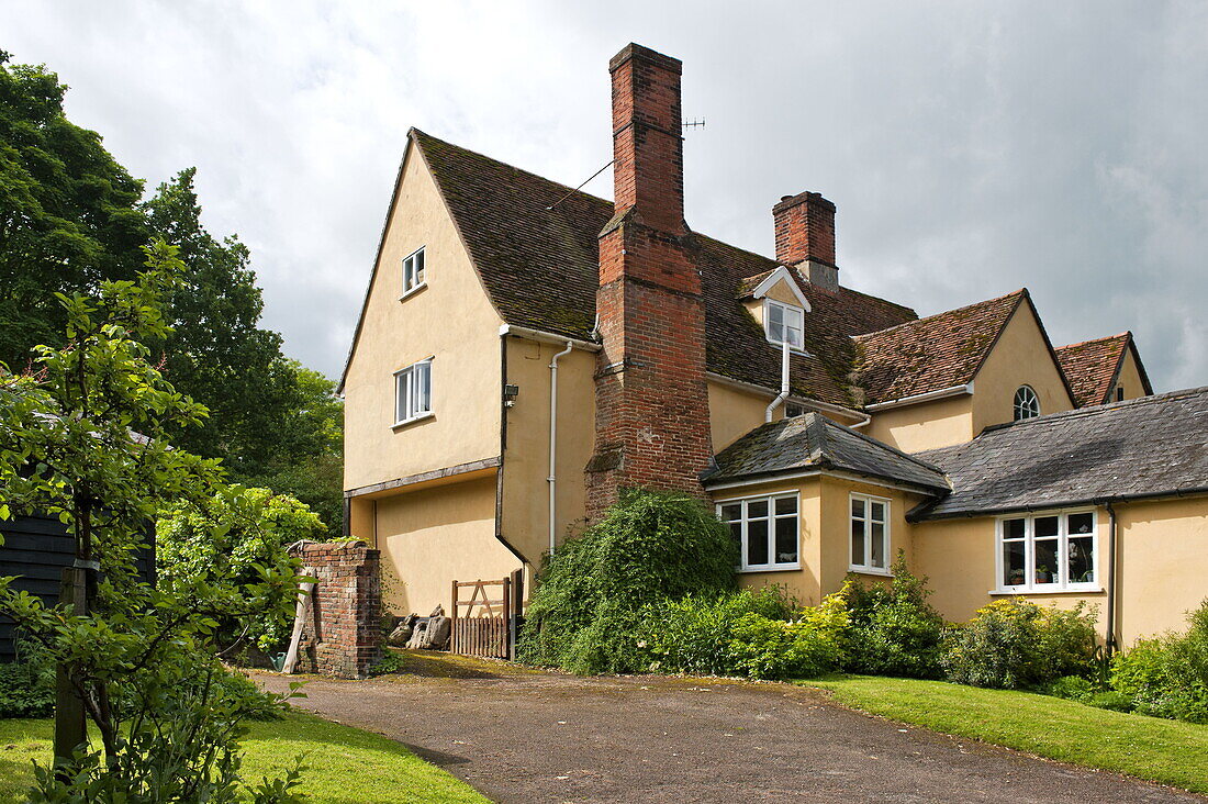 Backsteinschornsteine und Gartenfassade eines Hauses in Essex/Suffolk, England, Vereinigtes Königreich